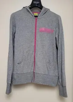 adidas フード付きグレー パーカー