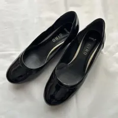 アシックス　黒色エナメルパンプス　23.5センチ