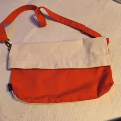 赤と白のメッセンジャーバッグ