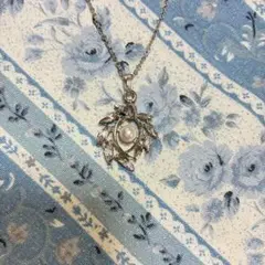 昭和レトロ　パール風の花モチーフネックレス　シルバー色