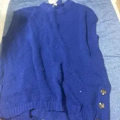 青いノースリーブニット サイドボタン付き