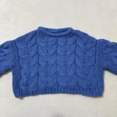 青いケーブル編み長袖ニット