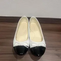 リボン付きホワイトブラックフラットシューズ