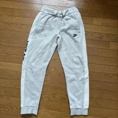 Nike キッズライトグレー スウェットパンツ Sサイズ(140cm)裏起毛