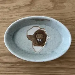 アフリカ大陸とライオンのデザイン皿