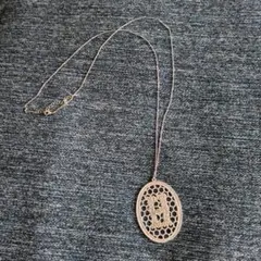 レースのようなデザインのロングネックレス★レタリング「H」