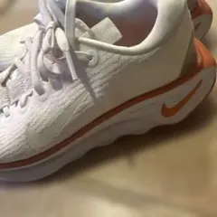 NIKE モティバ　スニーカー23.5