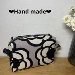 【化粧ポーチ】スクエアポーチ　ボックスポーチ　サニタリー　北欧　花柄　カメリア