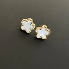 A92 クローバー　ピアス　レディース　ホワイト　白　ゴールド　アクセサリー