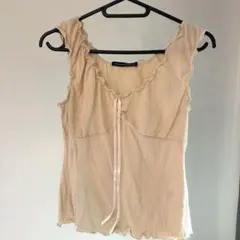 Brandy Melville フリルノースリーブベージュトップス