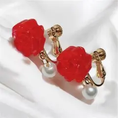 赤いバラとパールのイヤリング