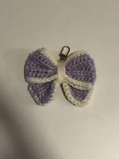 ハンドメイド　編み物　かぎ編み　リボン型チャーム 紫　キーホルダー　チャーム