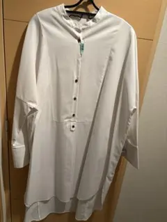 ホワイト ボタン付き長袖シャツ