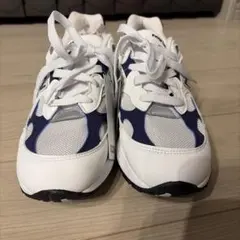 New Balanceの「992」モデルのホワイト/ブルーカラー