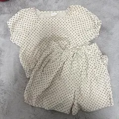 ベージュの水玉模様 トップスとショートパンツセット