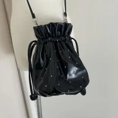 《美品》スタッズつき　斜めがけバック　巾着タイプ　レトロガール