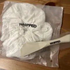 WHIPPED メタルチャーム付きシュシュ＆デュアルフェイスマスクブラシセット
