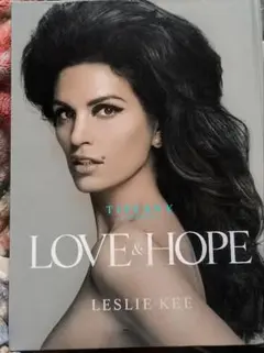 アート・デザイン・音楽 TIFFANY SUPPORTS LOVE & HOPE LESLIE KEE Amazon.co.jp: TIFFANY supports LOVE AND HOPE by Leslie KEE (表紙