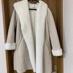 フード付きクリーム色ムートンコート