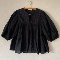 七分袖黒トップス