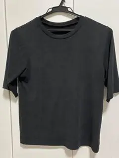 黒の半袖Tシャツ