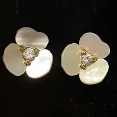 【やや汚れあり】フラワーデザイン シェルピアス