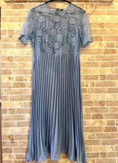 レースとプリーツの半袖ドレス（ブルーグレー）