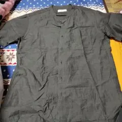 UNIQLO ダークグレー ボタン付きシャツ