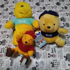 Disneyの若草&紺の服に白のロゴの刺繍&赤の服にスケートを履いPoohの3体