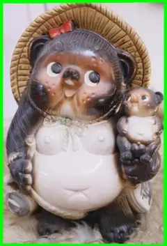 信楽焼 子ダヌキを抱っこする親子ダヌキ置物 12号(40cm) 杉台座付き
