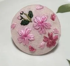 ハンドメイド刺繍　ブローチ　ヘアゴム　くるみボタン