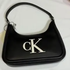Calvin Klein カルバンクライン ショルダーバッグ ブラック ロゴは白のサムネイル