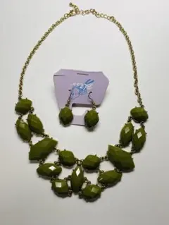 緑色のネックレスとイヤリングセット