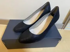 光沢ブラックパンプス 中ヒール