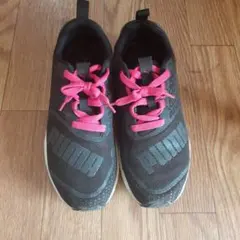 PUMA レディース スニーカー ブラック ピンクのサムネイル