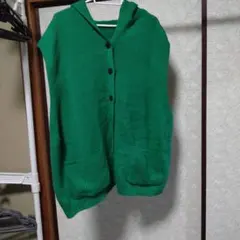 グリーンフード付きニットベスト