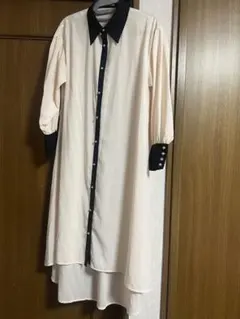 アイボリーとブラックの長袖シャツドレス