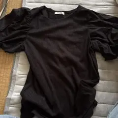 黒いリブ編みパフスリーブTシャツ