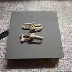 【新品】Tiffany ハードウェア風ピアス　シルバーのサムネイル