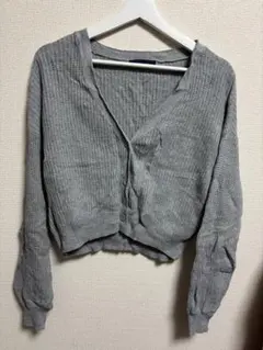 グレーのリブ編みカーディガン