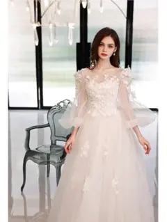 フラワー刺繍付きホワイトウェディングドレス