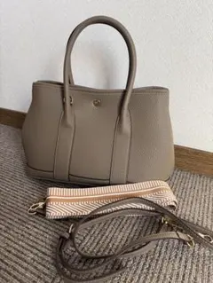 グレーの合成皮革ショルダーバッグ