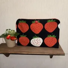 ·͜· ︎︎ᕷ新柄 大きないちご ブラックぺったんこポーチ バッグインバッグ