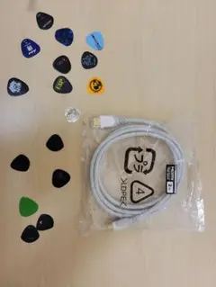 USBケーブルとギターピックセット