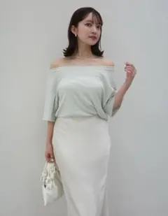 anuans アニュアンス　オフショルダーTシャツのサムネイル