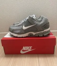 【新品未使用】NIKE ZOOM VOMERO 5 23.5cm レディースのサムネイル