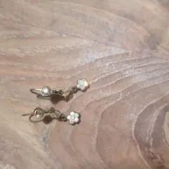 ミハエルネグリン花モチーフ フックピアス