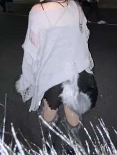 グレーオフショルダーセーターとファー付きアクセサリー、4点セット。