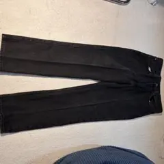 Levi’s ブラックデニム ストレートパンツ