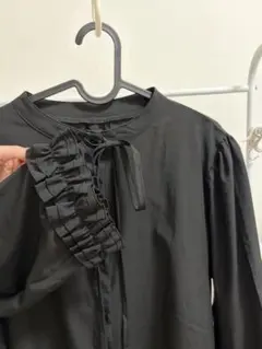 conforobe フリル付き黒五分袖シャツ